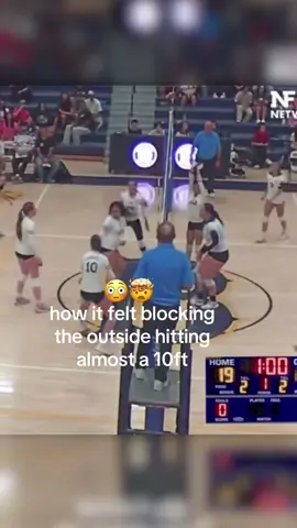 No need to jump 😅👀 (via @urfavl3x_) #volleyball #highschool  #viral #volleyballtiktok 