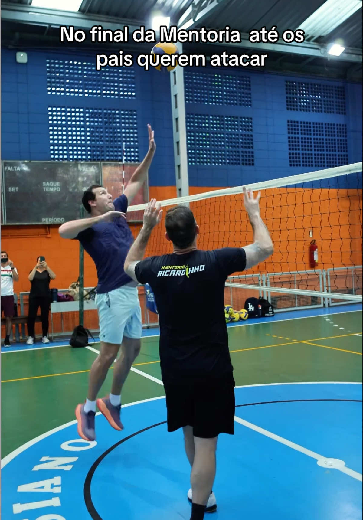 Aqui todo mundo sai feliz 😂🏐 #volei #volleyball #ricardinhovolei #toquedomentor 
