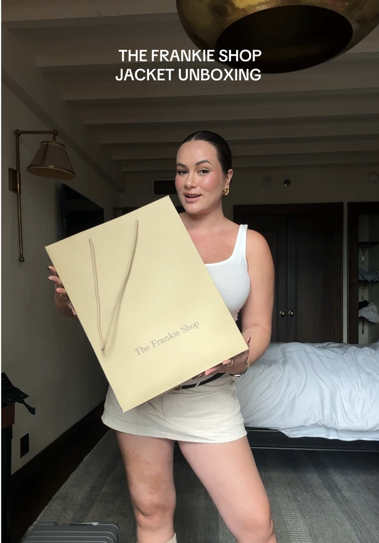 Unboxing the newest addition to my @The Frankie Shop jacket collection 🖤 #thefrankieshop #falltrends #unboxing #falloutfits 