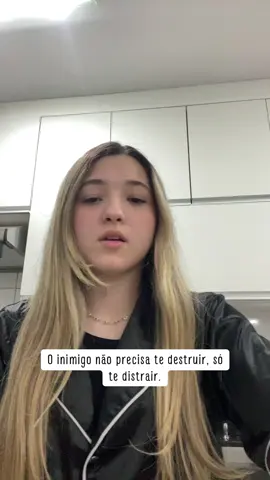 O inimigo não precisa te destruir, só te distrair. Ele tira teu foco da oração e do propósito, te mantendo ocupada com o que não importa.	 Hoje Deus te chama de volta pro foco. Volta o olhar pra Cristo — onde está teu foco, está teu coração. #MulherCristã#CristãTikTok #FYP#ForYouPage#FéEmDeus