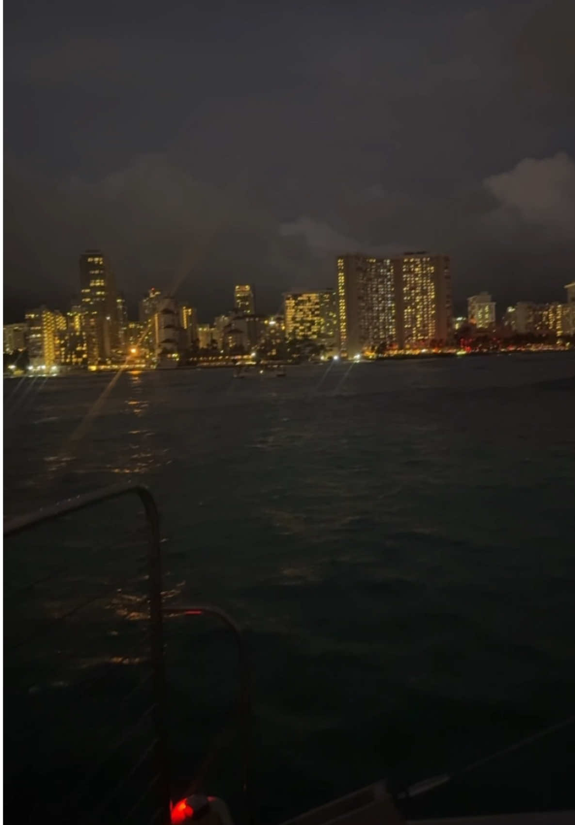 Summer nights in Hawaii 🌃 #honolulu #waikikibeach 
