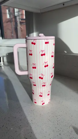 **adds to cart asap** 🎀🍒 @HYDROJUG #hydrojug #travelmug #tumbler #cherry #trendy 