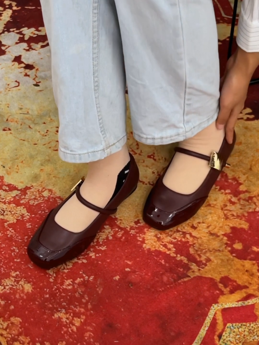 Tampil elegan setiap hari dengan Rowey flatshoes stylish yang super nyaman dipakai ke mana aja. #Rowey#RoweyShoes#SepatuRowey#Sepatu#Shoes#SepatuWanita#SepatuKorea#SepatuCewek#Flatshoes#SepatuFlat#FlatshoesWanita#SepatuKekinian#Shopmaster#fashion#OOTD#Sepatu2025 