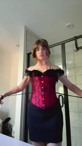 This corset is giving vampire 🖤🥀#corset #halloweencorset #halloweencostumes #costumeinspo #halloween 