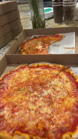 Buona sera e buon pomeriggio a tutti, guarda che bello simply the best like the Chatterbox in Pleasantville, New York, catering to friends that become family ciao ciao a tutti#fypage #ChatterBox #catering#Foodie#Amazing 