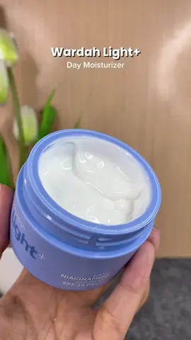 Wardah Light+ Day Moisturizer ✨Nano niacinamide complex ✨SPF35 PA+++ #wardah #moisturizer #lightening #melembabkan #niacinamide 