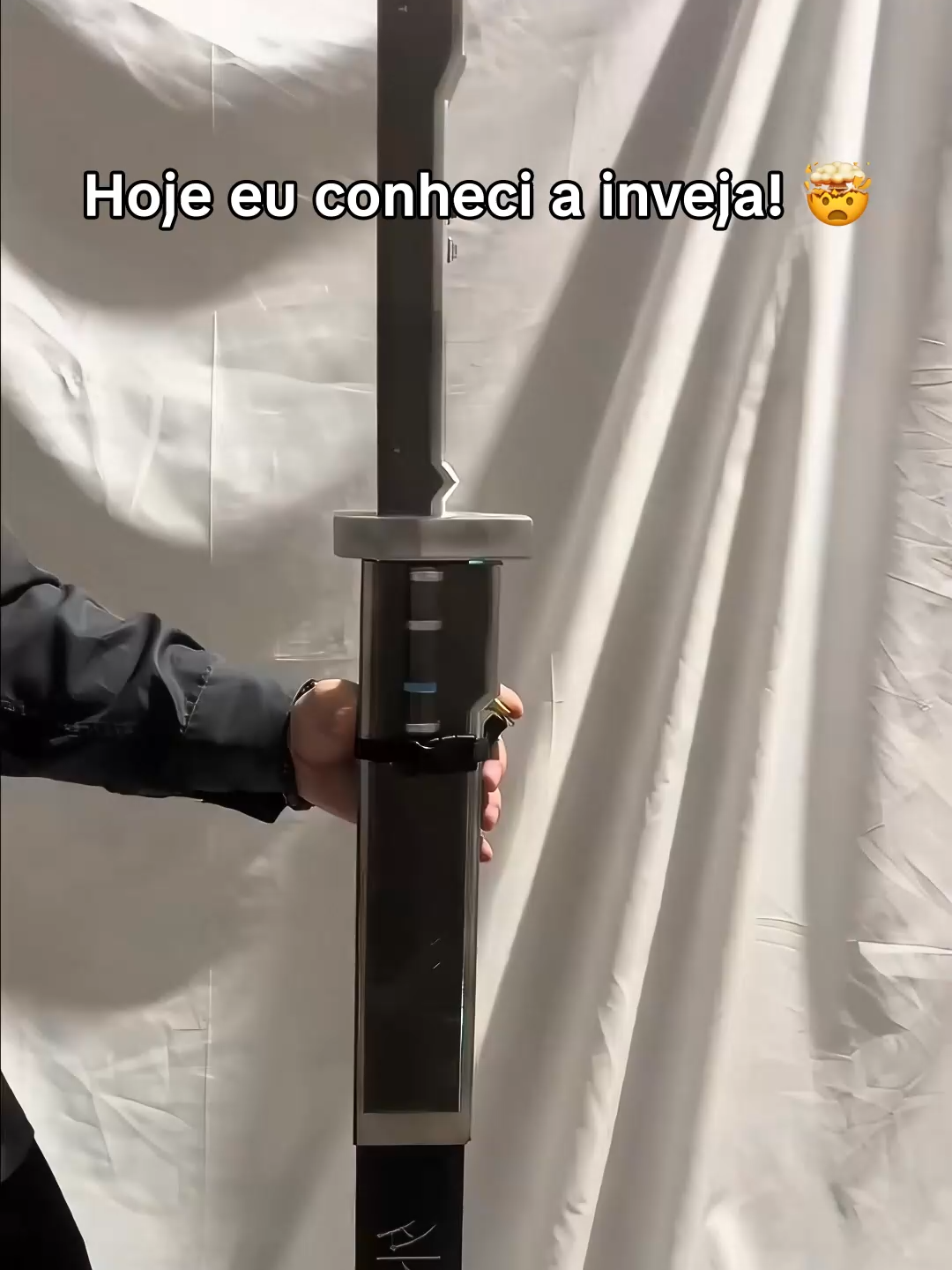 ⚔️ Não é só uma espada… é uma missão! 🔥 A Tenshi Blade brilha em múltiplas cores, solta faíscas cinematográficas e até vapor real — como se tivesse saído direto de uma cutscene de Metal Gear. ✨ Perfeita para colecionadores, cosplayers e criadores de conteúdo que querem sentir o peso de carregar uma arma lendária digna de um protagonista. 🚀 Design premium, bateria recarregável e efeitos que transformam qualquer ambiente em um verdadeiro campo de batalha futurista. 👉 Garanta já a sua com desconto exclusivo no Pix e entre no jogo como se fosse o Snake em sua própria missão.