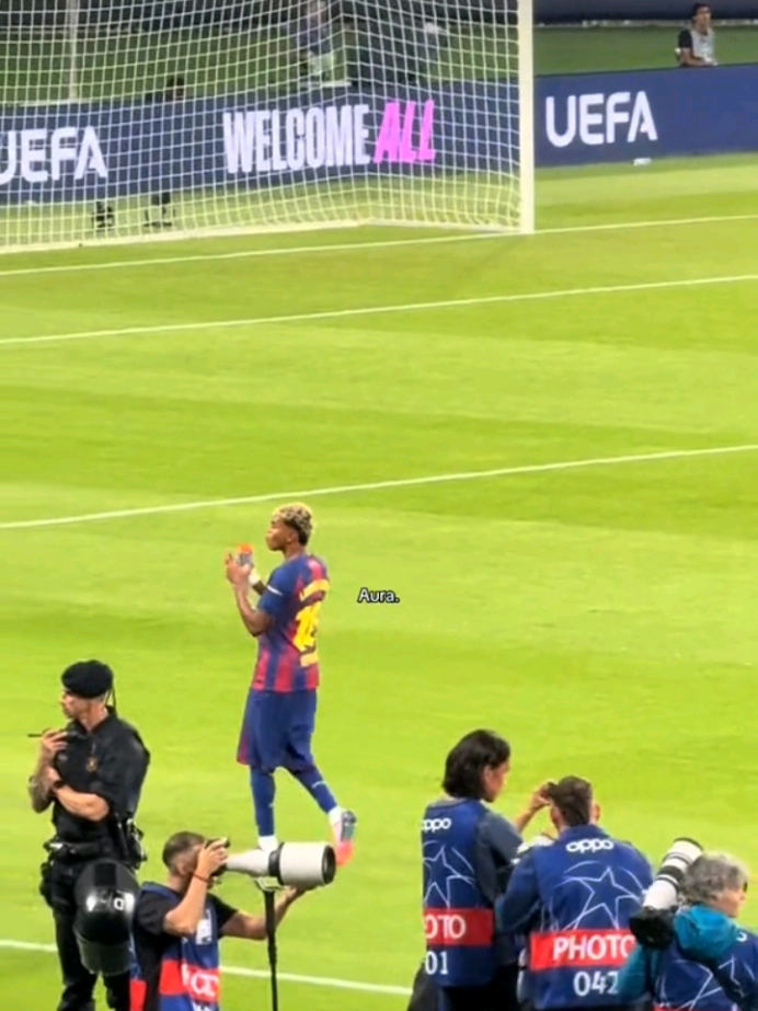 El feo gesto de Lamine Yamal a el utilero del Barcelona #lamineyamal #humildad #barca #sadiomane #futbol 