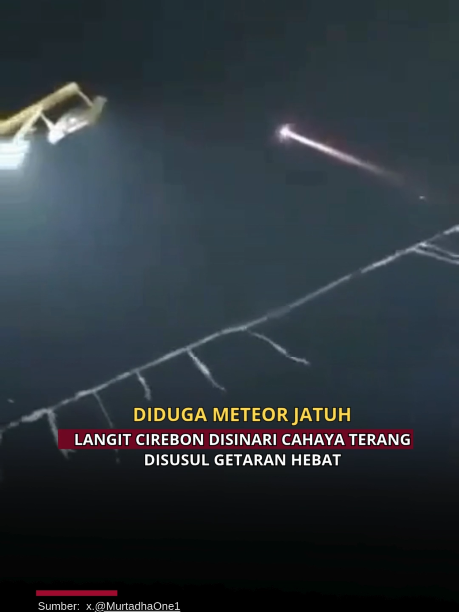 🌌 Langit Cirebon Mendadak Terang! Warga dihebohkan oleh kemunculan benda bercahaya yang melintas cepat di langit pada Minggu malam (5/10). Tak lama kemudian, terdengar dentuman keras disertai getaran tanah yang bikin warga panik dan keluar rumah mencari sumber suara 😳 Suara dentuman bahkan terdengar hingga Palimanan, Kuningan, dan Losari. Banyak yang menduga fenomena ini akibat meteor yang melintas dan memicu gelombang suara di udara. Namun, hingga kini belum ada keterangan resmi dari pihak berwenang soal kejadian ini. -muti #Cirebon #FenomenaLangit #Meteor #DentumanMisterius #ViralCirebon #viralmediasosial #Meteorjatuh