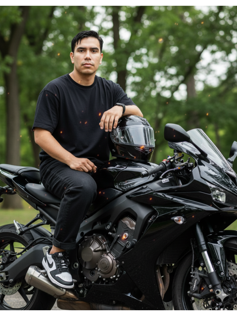 Prompt: Crie uma imagem minha [foto enviada em anexo] um retrato ultra-realista. Eu estou sentado em uma Moto esportiva preta brilhante em uma área ao ar livre contra o fundo de árvores verdes. Eu uso uma camiseta preta solta, jeans escuros soltos com dobras na parte inferior e tênis Nike preto e branco. Os acessórios usados incluem um relógio preto. Minha mão esquerda descansou casualmente em sua coxa, enquanto sua mão direita descansou na moto enquanto segurava um capacete preto brilhante com uma viseira transparente. A moto parece detalhada com um motor grande, quadro forte e detalhes cromados brilhantes, acentuando a impressão moderna e poderosa. O fundo mostra árvores altas com luz natural suave, criando uma mistura equilibrada de sombra e luz. A expressão é calma e confiante, olhando diretamente para a câmera. O estilo geral é cinematográfico e moderno, combinando a sensação de streetwear jovem com a presença de uma motocicleta arrojada. Alta resolução, estilo editorial fotorrealista. #trendgemini   #iagemini  #gemini #fotografia   #fotoprofissional 