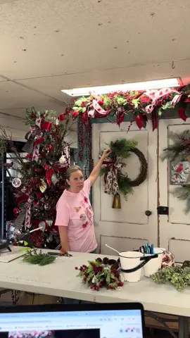 Pro tip by @Little Luxuries NC Follow Misty and join her group Pearl Circle for more tips and tricks like this. #wresthtips #christmas #wreathmaking 