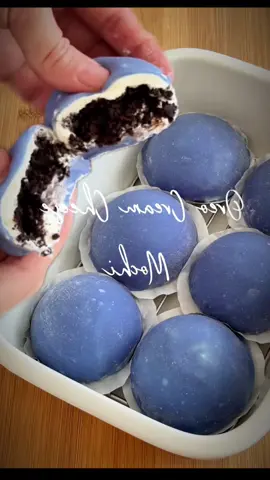 🍡 Mochi de Queso Crema Oreo Azul ✨ 🧁 Material del mochi: 120 g de harina de arroz glutinoso blanco 35 g de maicena 35 g de azúcar granulada 170 ml de leche líquida 15 g de mantequilla derretida Colorante alimentario azul + una gota de rosa (para lograr el tono lavanda/azulado) 👉 Si tienes acceso a flor telang (Butterfly Pea), puedes infusionarla en la leche caliente para obtener un color azul natural. --- 🍫 Relleno de queso crema y Oreo: 260 g de nata montada (batida a pico suave) 70 g de queso crema (a temperatura ambiente) 20 g de azúcar refinada 7 galletas Oreo trituradas (solo con relleno incluido) Preparación del relleno: 1. Bate el queso crema con el azúcar hasta que quede cremoso. 2. Agrega las Oreo trituradas y mezcla. 3. Incorpora la nata montada con movimientos envolventes. 4. Forma bolitas pequeñas y congélalas unos 30 minutos, así será más fácil rellenar el mochi. --- 🍡 Preparación de la masa de mochi: 1. En un bol apto para microondas, mezcla la harina de arroz glutinoso, maicena, azúcar, leche y mantequilla derretida. 2. Añade el colorante azul (una gota de rosa si quieres un tono lavanda pastel como el del video). 3. Mezcla bien hasta que no queden grumos. 4. Cubre el bol con film plástico (dejando una pequeña salida de vapor). 5. Cocina en microondas 3 a 4 minutos a potencia media (o al vapor 15 minutos). 6. Remueve con espátula húmeda hasta lograr una textura elástica y pegajosa. 7. Espolvorea maicena sobre la mesa y extiende la masa con cuidado. --- 🧊 Montaje: 1. Corta círculos de masa de unos 8–9 cm. 2. Coloca en el centro una bolita congelada del relleno. 3. Cierra cuidadosamente formando una bolita lisa. 4. Refrigera 1 hora para que tomen consistencia. --- 🩵 Resultado: Mochis suaves, elásticos, con ese color azul pastel brillante y un centro cremoso de queso y Oreo. Conserva en refrigeración hasta por 3 días, dentro de un recipiente hermético. #mochi #reposteriachevere #mochisdequesocrema #mochisdequesocrema 