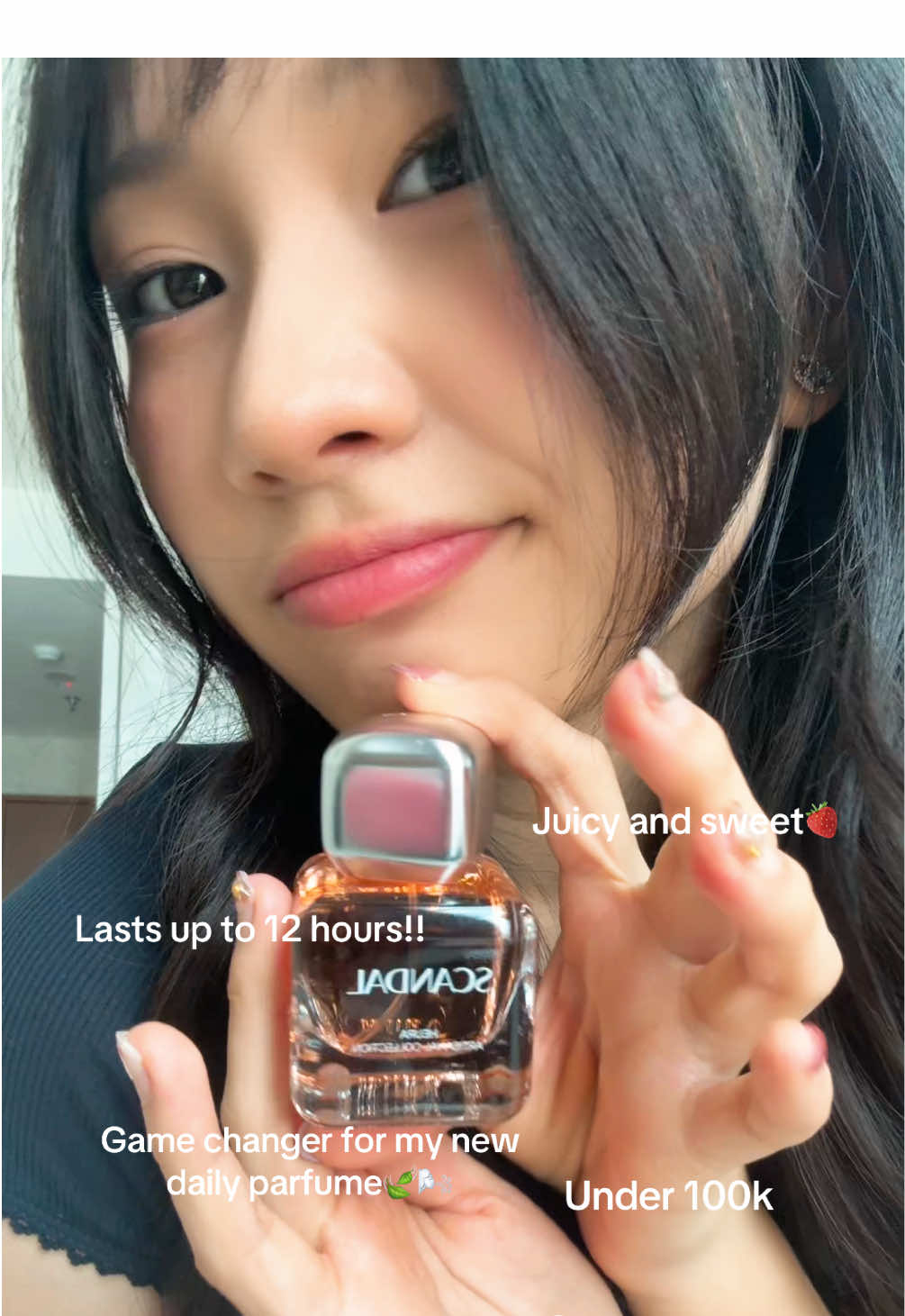 Never really been into fruity scented perfumes but this one completely changed my mind🎐🪟🍓Smells super fresh and sweet, definitely putting this as one of my daily perfume rotation🔄 It’s from Heura, called Scanda btww #perfume #dailyperfume #parfumlokal #perfumerecommendations #Lifestyle 