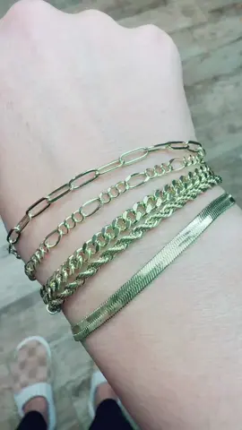 Jeans, tee, messy bun… and a little gold moment. Effortless style = unlocked 🔐   #ChicAndSimple #PutTogetherStyle #EasyElevated #MinimalStyleVibes #StackableBracelets