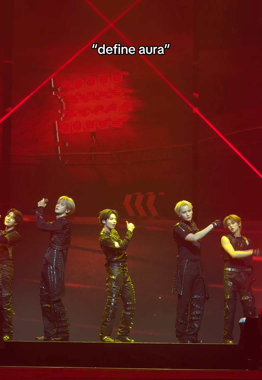 Calling it the “Upside Down Kiss” phenomenon 💯 @TOMORROW X TOGETHER   #TOMORROW_X_TOGETHER #TXT #ACT_TOMORROW #TXT_TOUR_ACTTOMORROW