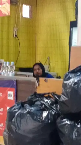 Penjual tukang sinis daritadi aku duduk distasiun tebet sambil cash hp diliatin aku terus sinis banget kayak seolah olah stasiun tebet ini  miliknya harus mau beli burgernya apa anggap aku numpang cash distasiun depan lapak burgernya harus beli burgernya. kasihan kamu nyonya penjual,yg sekuriti stasiun saja tidak ada tuh yg larang aku duduk cash hp berjam jam apalagi disuruh wajib jajan distasiun eh kamu malah sinis liatin aku cash hp. 🤦 #ptkaiindonesia  #stasiuntebet  #penjualburger  #penjualsinis 