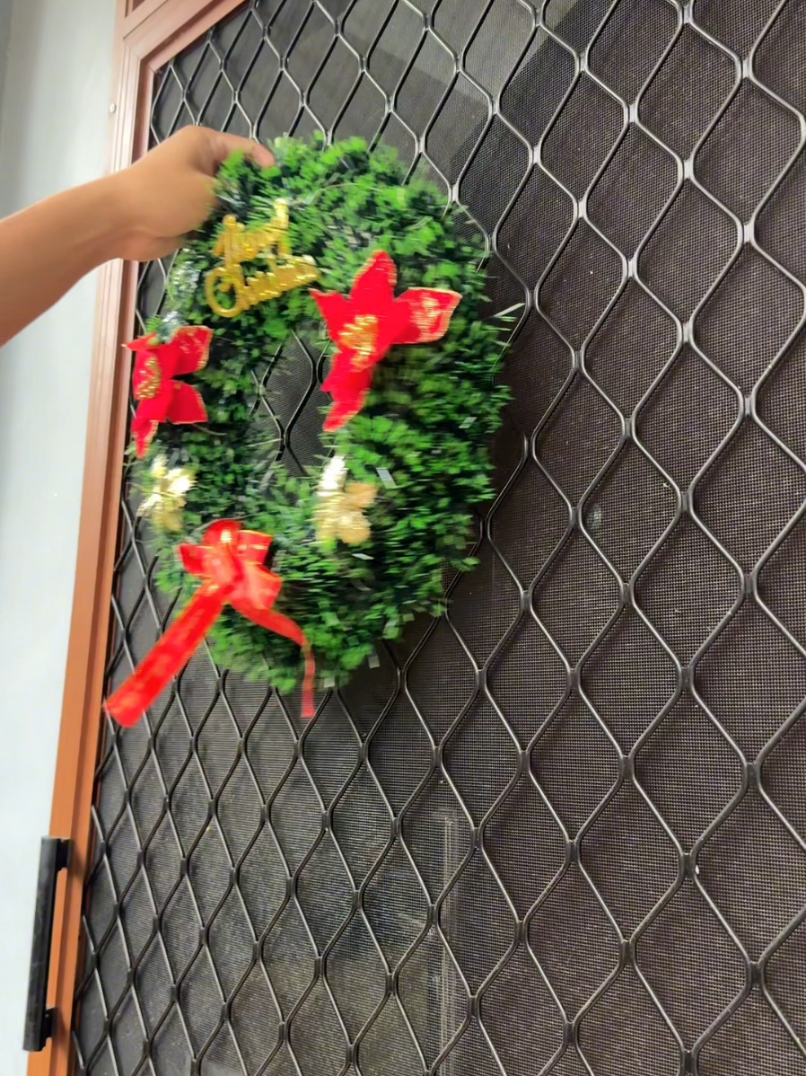 okay nato.. #christmaswreath #decor 