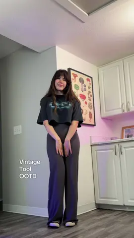 What’s your favorite Tool song? 👁️ #OOTD #gymfit #tool #yogapants #gymoutfit