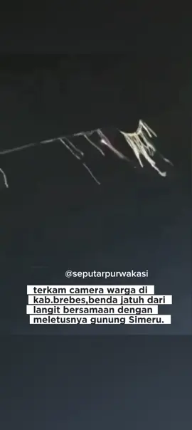 BREBES, JAWA TENGAH – 5 OKTOBER 2025 Warga Kabupaten Brebes dibuat heboh!  Terekam kamera ponsel, sebuah benda bercahaya mirip meteor melintas cepat di langit sore hari.  Tak lama berselang, kabar mengejutkan datang dari Jawa Timur — Gunung Semeru dilaporkan meletus sekitar pukul 13.00 WIB!  Fenomena ini membuat warga bertanya-tanya... Apakah ini hanya kebetulan, atau ada kaitan antara meteor dan letusan gunung?  Hingga kini, belum ada keterangan resmi dari BMKG maupun PVMBG mengenai hubungan dua peristiwa ini. Namun yang pasti, video ini jadi viral dan ramai diperbincangkan di media sosial.  Tetap waspada dan bijak menyikapi informasi ya! #Brebes #Meteor #GunungSemeru #BeritaViral #semuaorang 