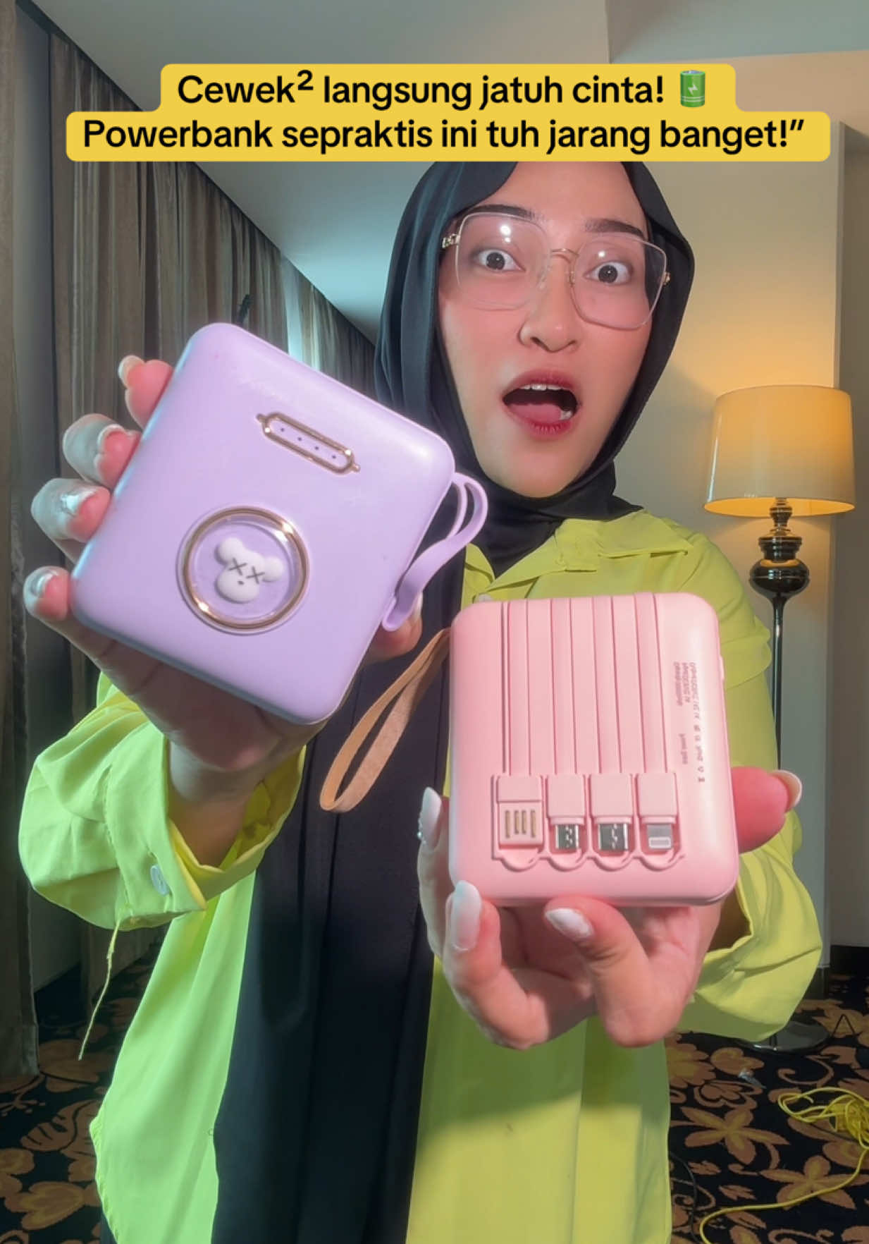 Dulu tiap mau keluar rumah pasti ribet nyari kabel 😩 sekarang udah gak lagi! Powerbank ini udah ada kabelnya langsung nempel 🔋 kecil, simple, tinggal colok aja — beneran solusi cewek anti ribet 😍. . #powerbank #powerbankviral #gajiansale #promoguncang1010 #modalkontendoang 