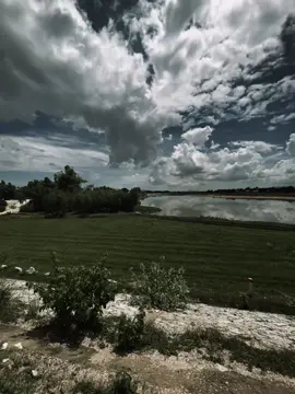 “美丽的云朵属于天空 你很美，你属于你爱的人….!🖤                  至于我，我只能悲伤 静静地站在那里，凝视着我爱的人……！🥹”.   