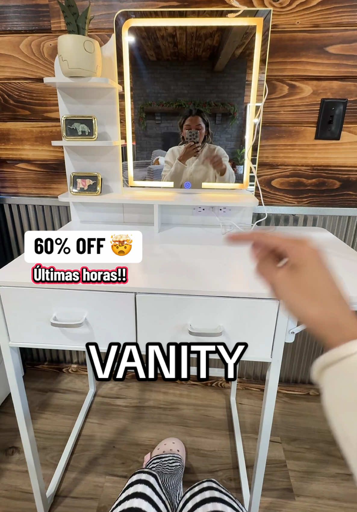 Vanity con espejo iluminado, conexiones, estación de carga, luces ajustables y diseño expandible. Incluye silla y mucho espacio de almacenamiento. #MakeupVanity #VanityWithLights #RoomAesthetic #ChristmasDeals #BlackFridayDeals 