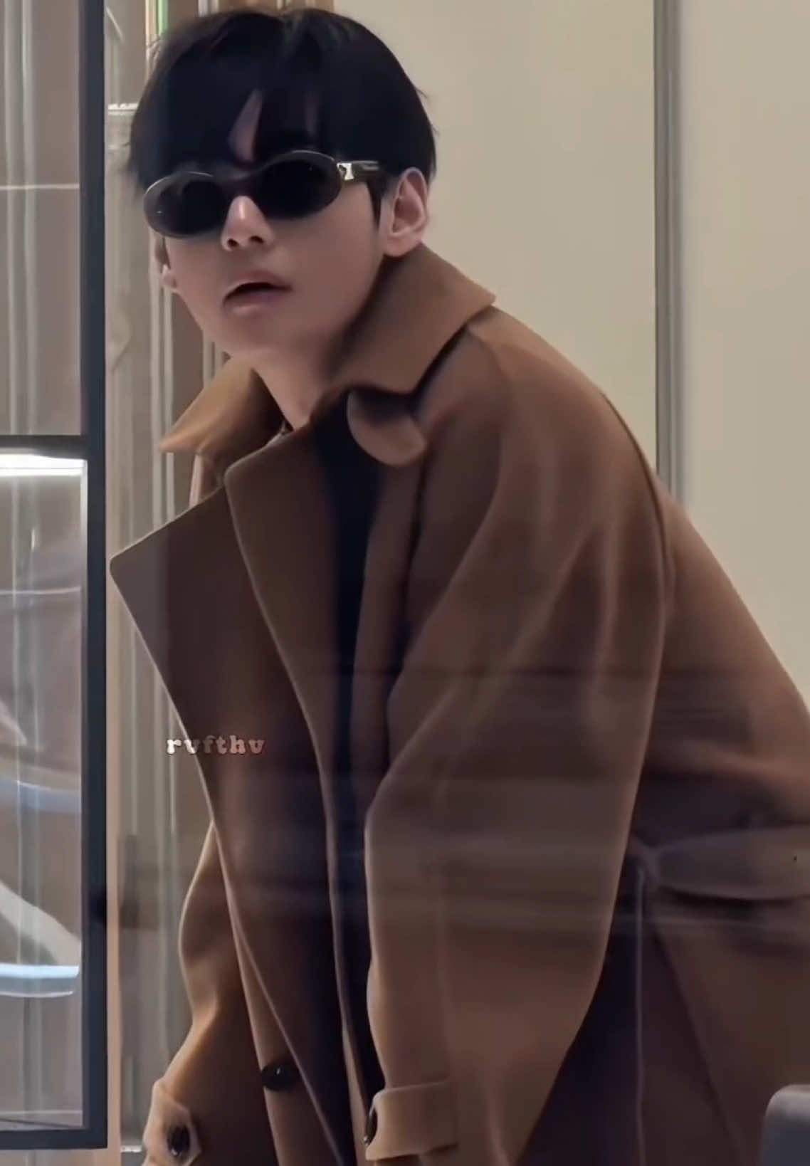 Giờ này chắc ảnh ta đang say giấc nồng, còn tui vẫn chưa dứt ra đc ảnh☺️🍀🐻💚 V FOR PARIS FASHION WEEK CELINE AMBASSADOR TAEHYUNG #VxCELINEPFW #CELINESUMMER2026 #TAEHYUNGxCELINE #PFW @celineofficial   