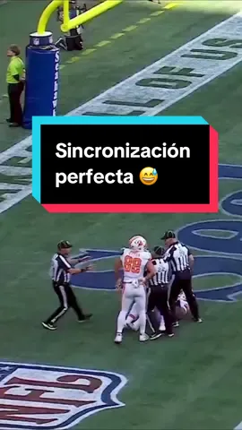 La mejor conexión es de los refs 😅 #nflmx #nfl #TikTokDeportes 