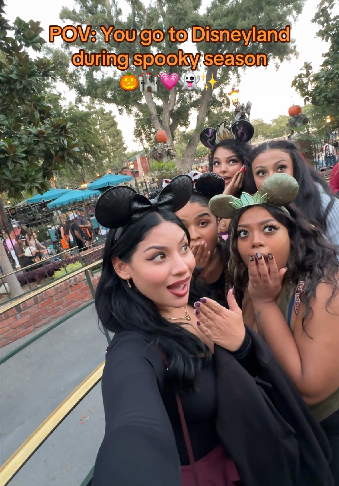 Your sign to go to go to Disney this October 👻🎃 @The Sorority Girlz 📚 @The Sophia Jones 💗 @Kiara @Destiny <3 @casssidy_j  . . . #disney #disneyland #spookyseason #friends #girlgroup 