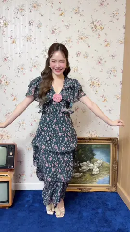 Lucie Maxidress~ ลายใหม่มาอีกแล้วแม่! บอกเลยว่าสวยมากกก ไม่เสียชื่อตำนานในวงการ!💕 ผ้า chiffon เนื้อสวย พิมพ์ด้วยลายดอกไม้สุดวิจิตร งานนี้มีให้ซิสถึง3สีสุดเก๋ พร้อมเพิ่มกิมมิคความน่ารักให้กับสาวๆ ด้วยงานแขนทรง Butterfly สุดคิ้วท์ ช่วงกระโปรงทรงยาว แต่งเลเยอร์เป็นชั้นๆ  งานซิปหลัง มีซับใน สวยจริงไม่จกตา ต้องรีบทักแล้วปะ เดี๋ยวเอฟไม่ทัน! Color : Pink,Dark-Green,Ivory-Brown Size : XS S M L XL 2XL