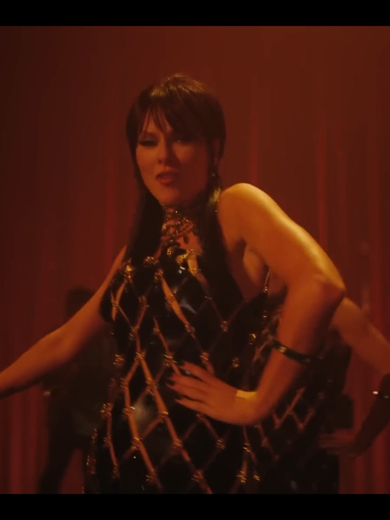 Taylor in black 😍 #taylorswift #thelifeofashowgirl #thefateofopheliamusicvideo #fyp