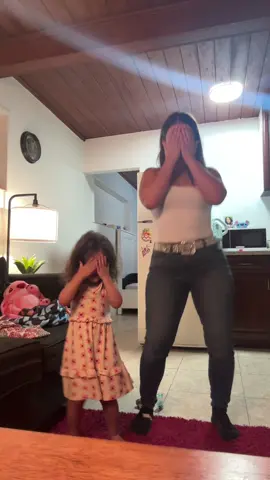 Ella me dijo tía pon la canción que hace así  ✋ 👁️ 👁️ 🤚 