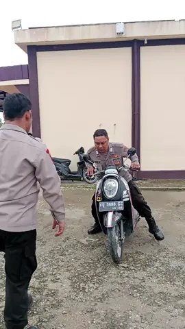 dijambak#fyp#videoviral#polisilucu#poldakaltara#kaltara@Adam Riduan @apay @nurbaya @Abdul Gapar441 