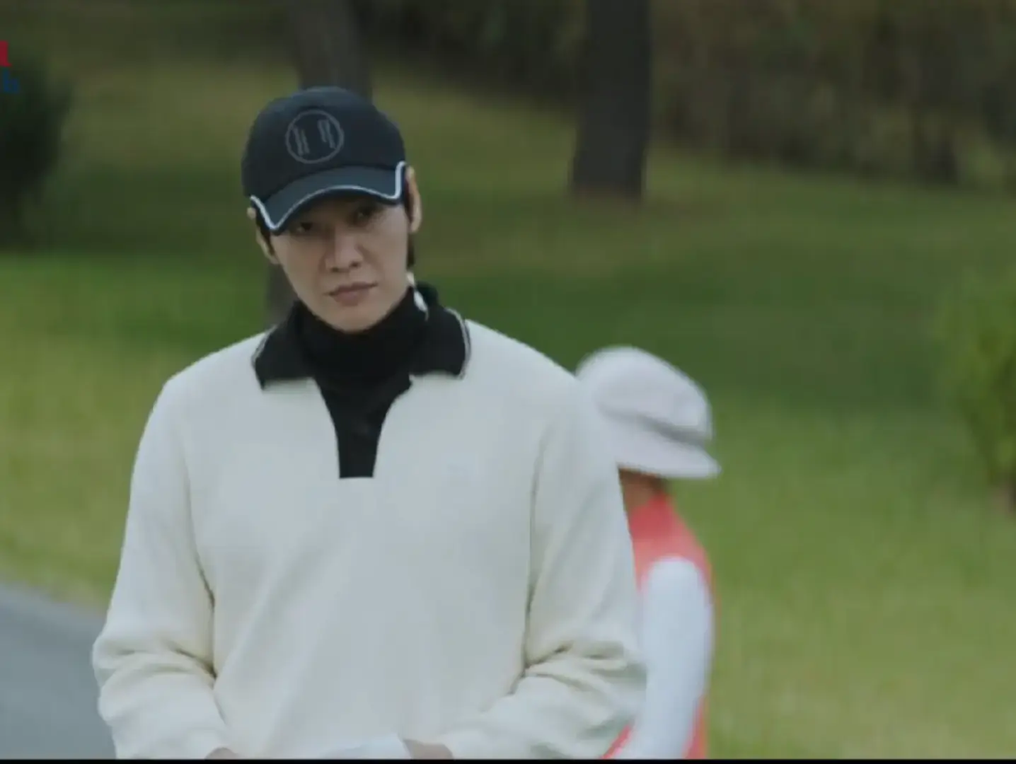 O golfista mais lindo do mundo 🏑🥇 E quando a gente acha que não dá para se apaixonar mais, ele aparece nessa skin 🤤🤤 . . . . #kimyoungkwang #widescompany #kbsdrama #walkingonthinice 