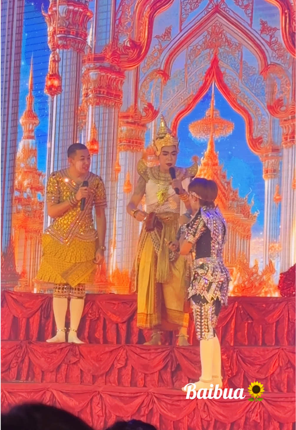 อย่ารังแกเทวดาาาา 😆🤣🤍#โจ้เสียงเพชร #พระเอกเสียงเพชรหลานหอมหวล #งานไหว้ครูบ้านบารมี #นายเดอะคอมเมเดี้ยน #เติ้ลพุฒิเมธ 
