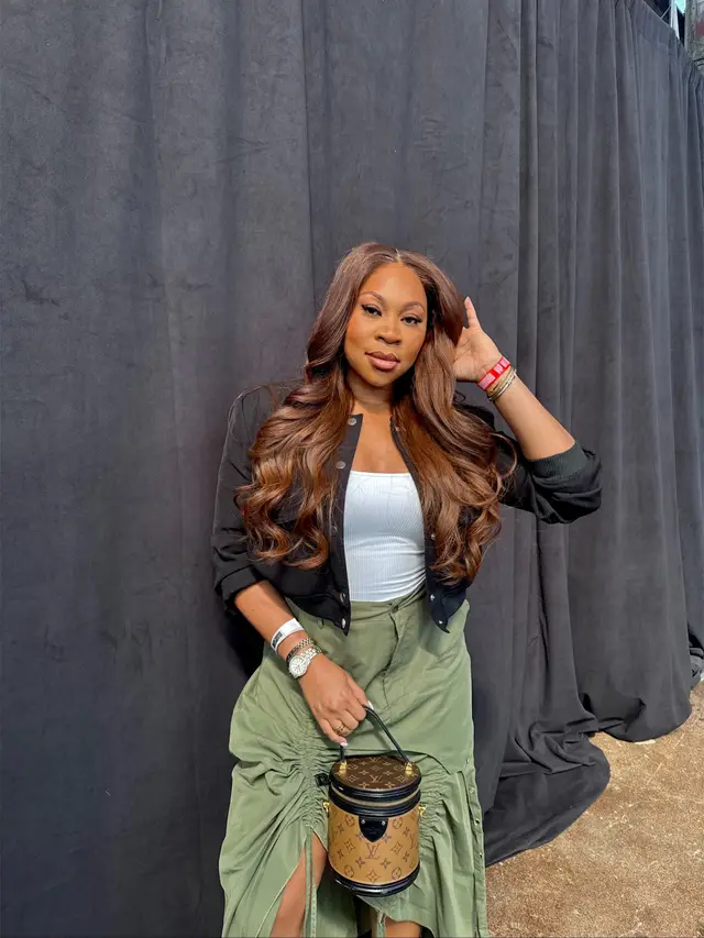 When you take up space you are showing up for your younger self & reminding those around you that your presence matters. Big s/o to @imaniimani & the @culturecon team for the invite & an amazing event. 💐  It fr felt like a huge reunion. Loved the energy in the space & thank you to all the ppl who approached me & expressed how much they love my content/how long they’ve been tuning into the journey. It always makes my day!  Special s/o to all the people in the space making shhh shake! Like I loved seeing my people from all different parts of my journey in one room. Love seeing friends killing it in their craft & with their businesses. Let this be a reminder that there is more than enough space for everyone to win 🏆 Hair: @Rose Style Studio  @Big Mike 7  @Krys🇳🇬  @Ike Slimster  #culturecon #streetlooks #newyorkfashion #nyfw 
