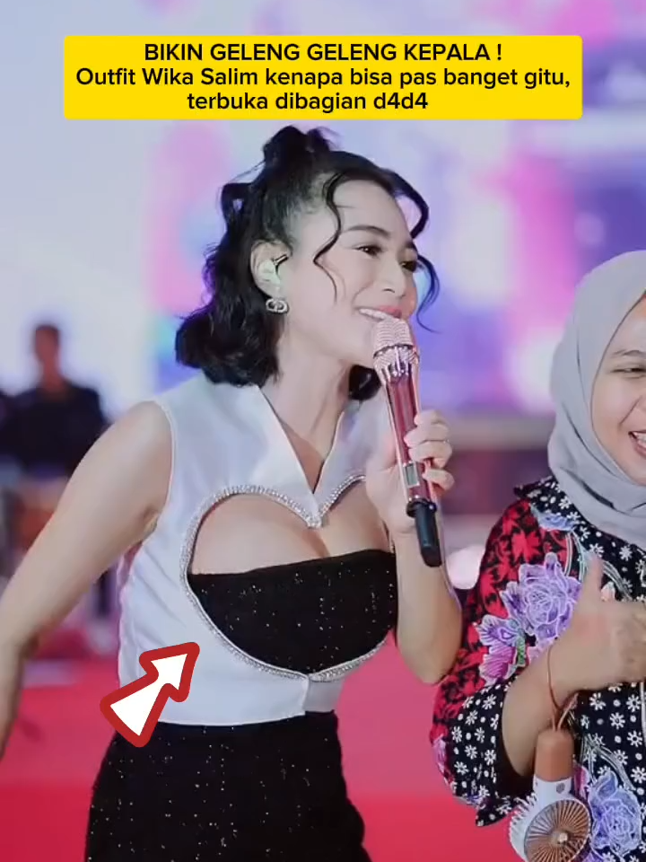 Perkara outfit bikin geleng geleng kepala  #wikasalim #beritaartis #artis #videotrending #reelsfypviral #fypviraltiktok🖤シ゚☆♡