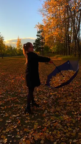 #осень #листья #зонт #красиво #хочуврек 