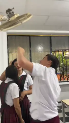 Niño daña ventilador en clase #jajaja #prom2025 #colegio #school 