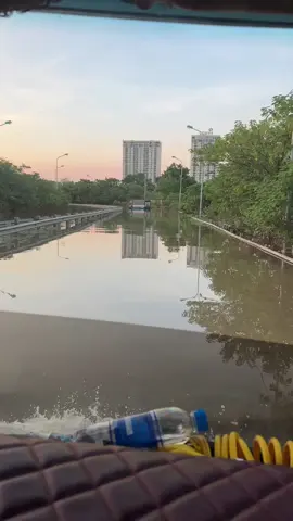 Có dây đâu mà lôi bác ra được , thôi bác nằm lại đây đi nhá , báo hại em tí chết đuối 