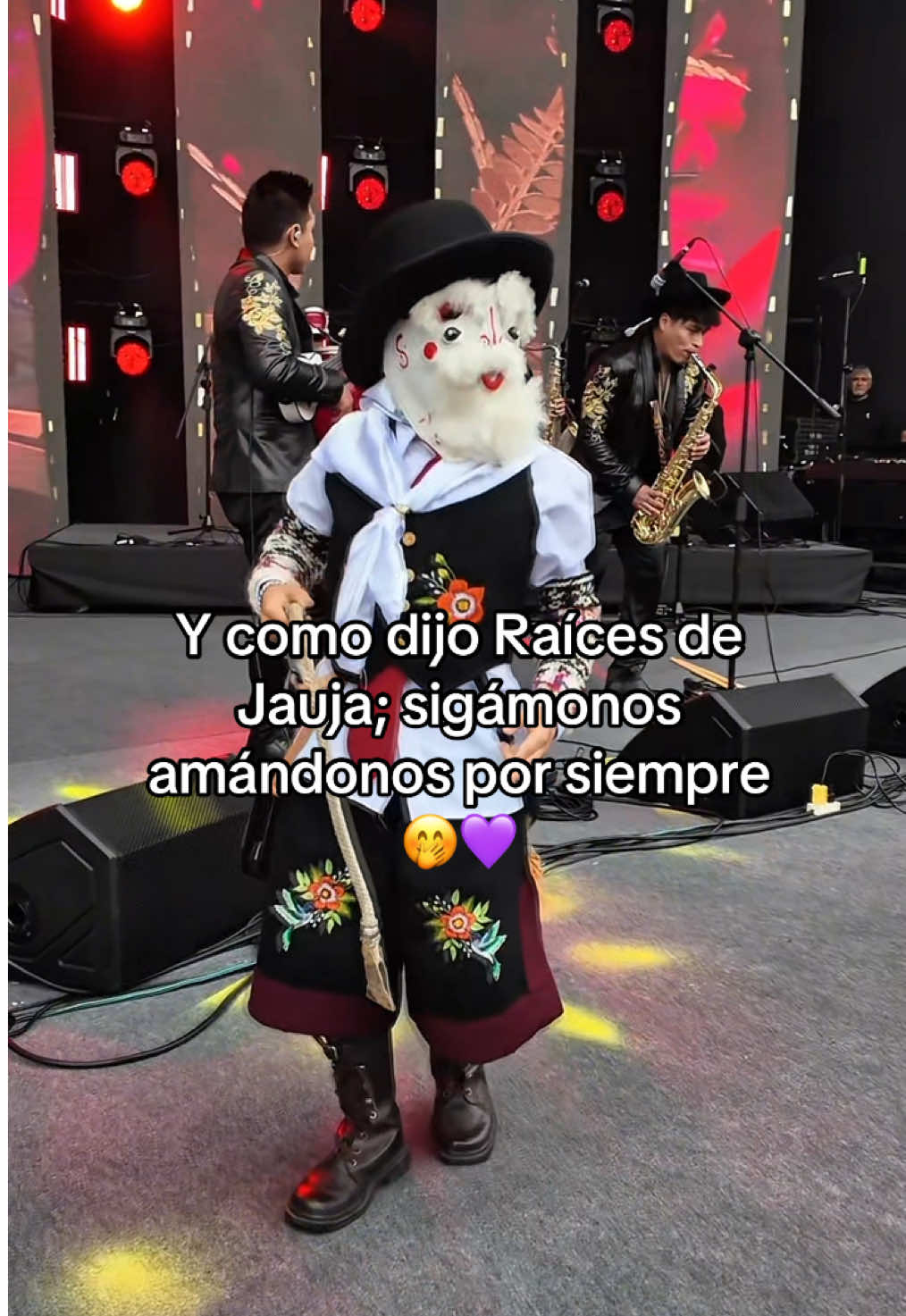 Al estilo de #raicesdejauja; sigámonos amándonos por siempre al ritmo de nuestra #tunantada 🫶🏻💜 #musicaandina #festivalandinolatinoamericano #concierto 