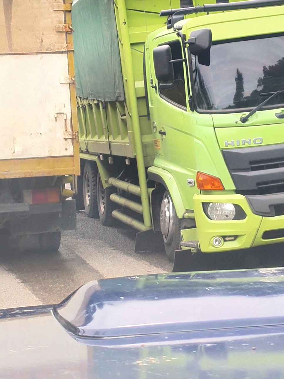 #padahariini truk baro trouble d perbatasan sijunjung-dharmasraya. 