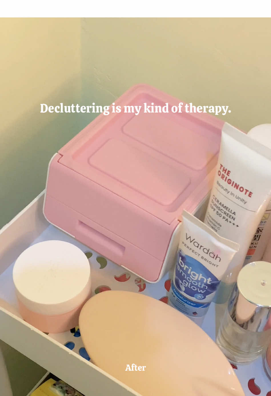 Decluttering itu kayak detox untuk rumah dan pikiran kita! Bayangin aja, setiap barang yang tidak perlu atau rusak itu kayak racun yang bikin kita stres dan ngerasa overload. Gimana, tertarik buat mulai decluttering? #decluttering #declutterwithme #declutteryourlife #declutteringmakeup #easytoclean 