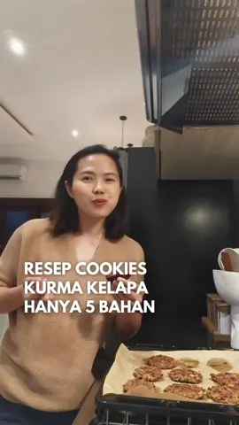 Resep Cookies Kurma Kelapa Hanya 5 Bahan  Tinggi Protein Serat  Bahan-bahan: • 1 cup kelapa kering • 10 buah kurma ukuran sedang • 1/2 cup flax seed  • 4 sendok takar Formula 1 Shake Cookies n Cream #HerbalifeNutrition (mengandung 14 gram protein)  • 2 sendok takar Personalized Protein Powder #HerbalifeNutrition (mengandung 8 gram protein)  Cara Membuat :  • blender semua bahan jadi satu. Kurma sebaiknya dipotong kecil-kecil agar lebih mudah pada saat diblender • tambahkan air hangat sedikit untuk menyatukan adonan • bentuk bulat dan pipihkan • panggang di oven suhu 180 derajat selama 15 menit Percayalah ini enaaaaak sekali. Cookies ini bisa untuk snack sehat ataupun pre workout meal kamu Tag aku kalau kamu rebake ya.  🛒Mau panduan pola makan yang lebih jelas dan dipersonalisasi sesuai kebutuhan kalori harian kamu?  DM atau klik link di BIO for more info📱 🌿 Follow @dietlogy for daily tips on Diet, Nutrition, Healthy Cooking and Healthy Lifestyle. #dietlogy #resepcemilansehat #snacksehat 