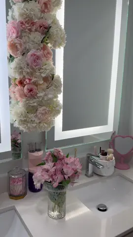 Как вам моя обновленная и ванная? 🛁💕 А цветочная композиция? #декорванной #организацияванной #bathdecor #organizedbathroom 