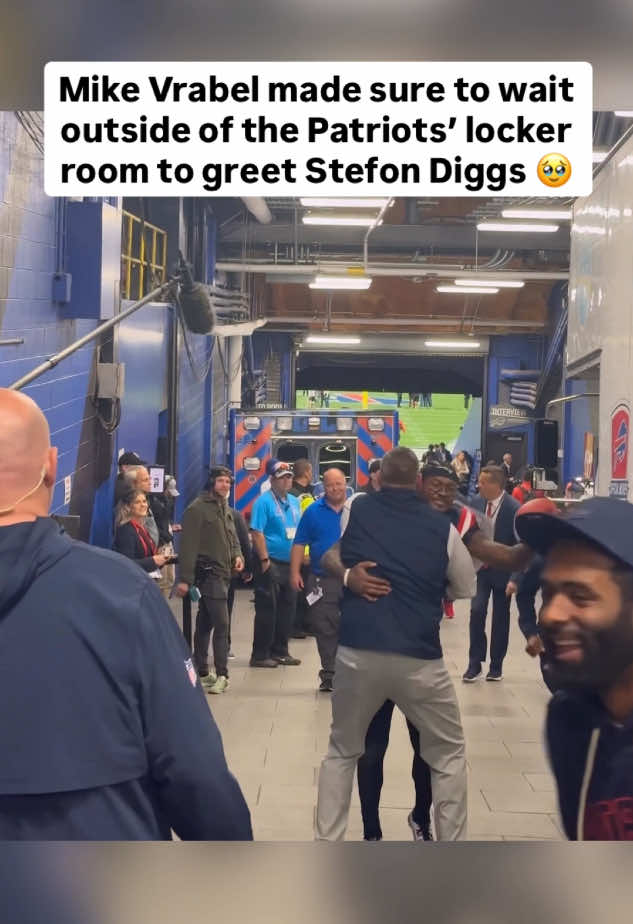 Mike Vrabel waited outside of the locker room to greet the entire team after beating the Bills, ending with the star of the game - Stefon Diggs 🤩 (🎥 via Matt_Bove / X) #patriots #mikevrabel #stefondiggs #newenglandpatriots #nflfootball 