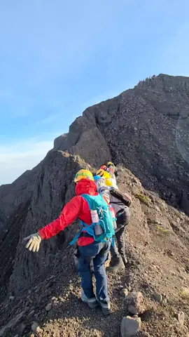 Raung 04 Oktober 2025. Cuaca Panas. Tapi angin kenceng . Shirotholmustaqim bikin deg degan 🔥🔥🔥 . . . #raung #raungcamp #raungsejati #raungmountain #raungviakalibaru 