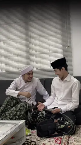 Pertemuan @Syafiqalatas bersama lora @Ismael Alkholilie di ndalem gus @Ajir Ubaidillah  #syafiqalattas #asyiqofficial #asyiqmania #loraismaelalkholilie #ulama 