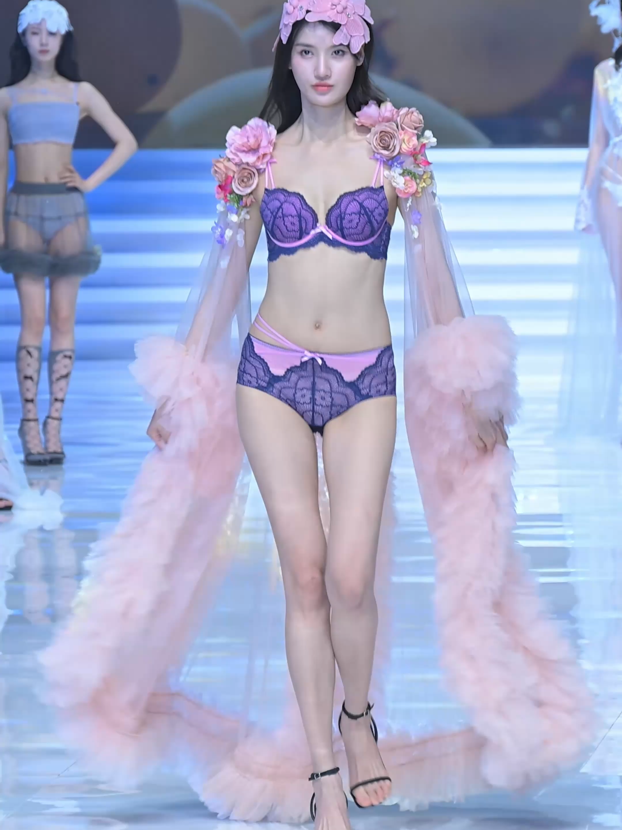 387#4K #catwalkmodel #fashion #beautifulgirl #models #Runway #modelswalk #underwear #内衣 #走秀 #runwaymodels
