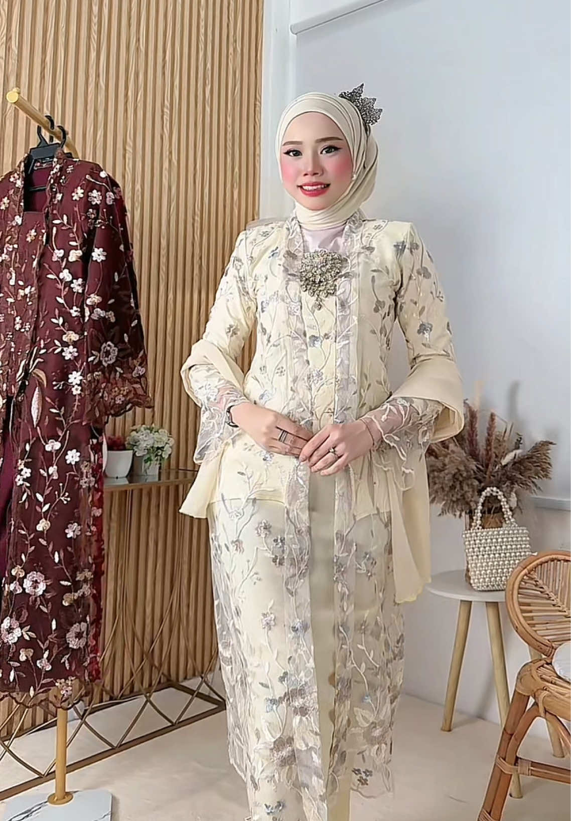 Korang akan fall in love dengan Ratnadewi Kebaya ni. Yang suka kebaya wajib kena grab 🥰 #kebayamodern #kebaya #irisrafaelhq #kurunglace 